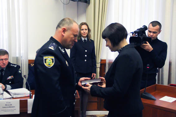 Полиция наградила граждан, которые способствовали освобождению заложников в отделении Укрпочты в Харькове. 