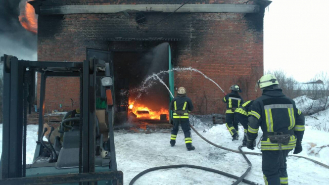 Спасатели ликвидировали пожар на складе горюче-смазочных материалов в Славянске Донецкой области. 