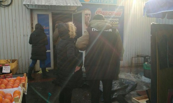 На улице Лагерной возле станции метро "Берестейская" в Киеве около полудня произошла стрельба. В результате двое мужчин получили огнестрельные ранения, один из них скончался 