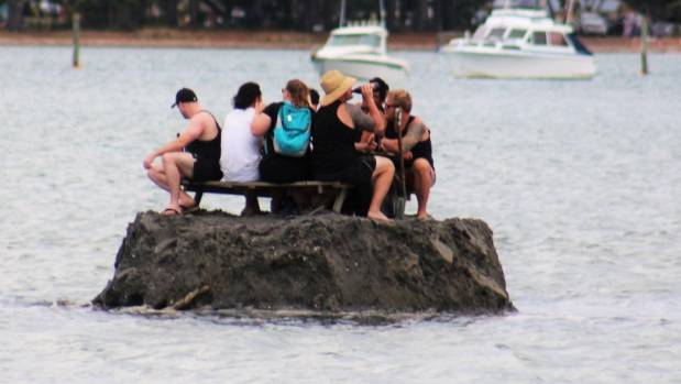 Жители полуострова Коромандел на севере Новой Зеландии построили небольшой остров в прибрежных водах, чтобы обойти запрет на употребление алкоголя в общественных местах в новогоднюю ночь. 