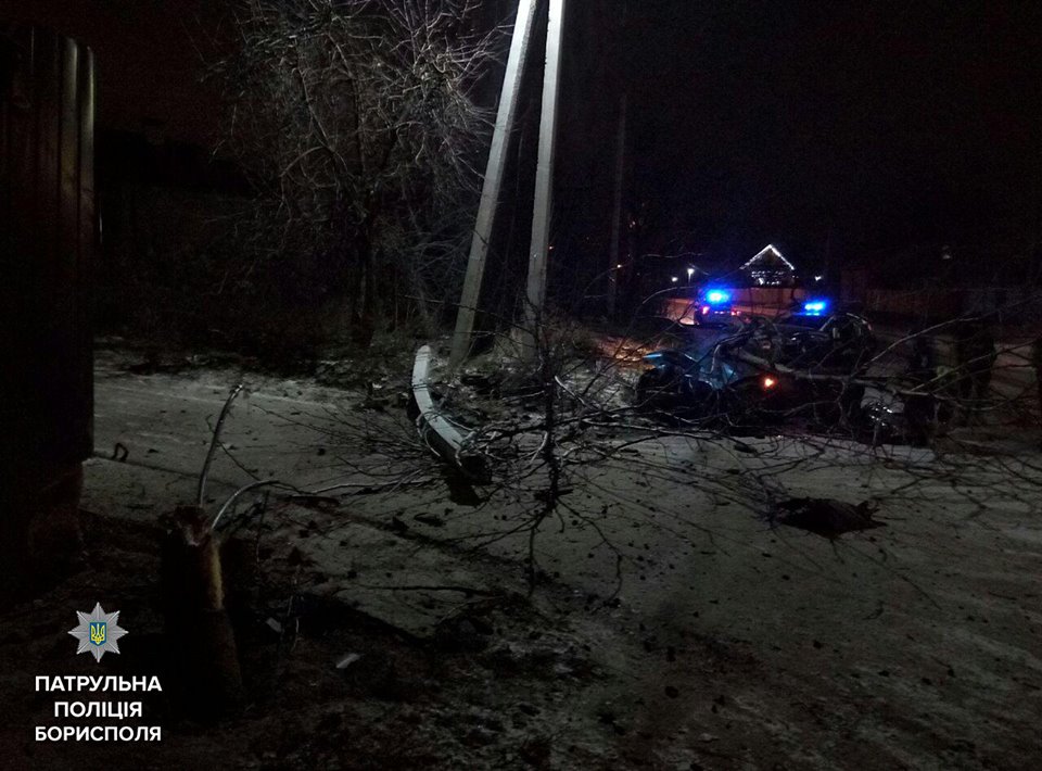 В Борисполе пьяная женщина на скорости сбила электроопору и дерево, пытаясь убежать от полицейских. 