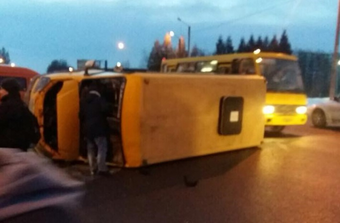 Во Львове на улице Шевченко перевернулось маршрутное такси №131 с пассажирами в салоне. 