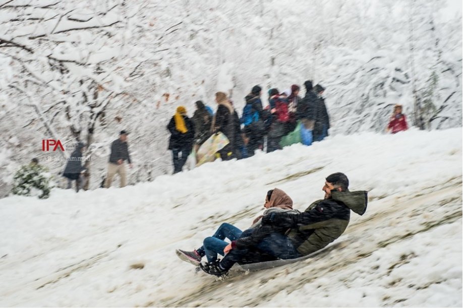 В столице Ирана Тегеране закрыли аэропорты и школы из-за снегопада. Также школы закрыты в нескольких других частях страны. 
