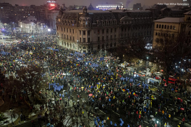 В столице Румынии Бухаресте десятки тысяч людей вышли на протест против внесения изменений в систему правосудия и смягчения антикоррупционного законодательства. 