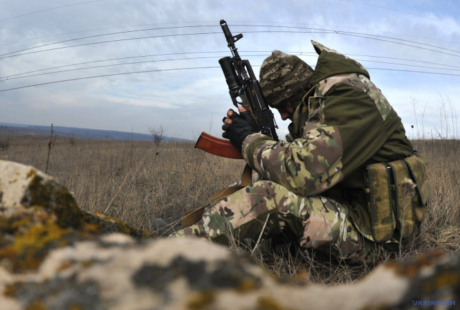 С начала суток 27 января боевики один раз обстреляли украинские позиции в районе проведения антитеррористической операции, в результате чего погиб один украинский военный. 