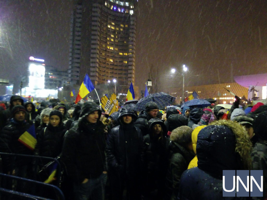 В столице Румынии Бухаресте десятки тысяч людей вышли на протест против внесения изменений в систему правосудия и смягчения антикоррупционного законодательства. 