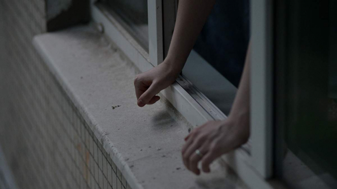 В селе Софиевская Борщаговка Киево-Святошинского района в ходе ссоры девушка выпрыгнула из окна из-за пыток парня. 