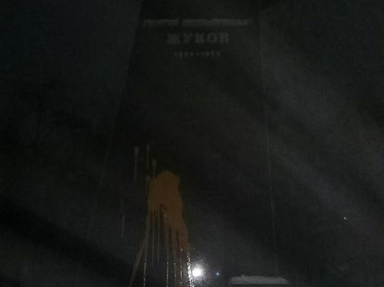 В пятницу, 5 января, активисты националистического движения Правая молодежь осквернили недекоммунизированный памятник маршалу СССР Георгию Жукову в Харькове. 