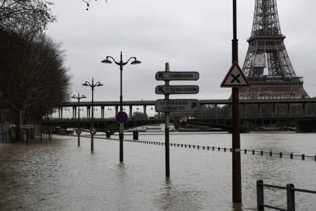 Почти полторы тысячи человек эвакуированы в Парижском регионе из-за сильного разлива реки Сены. 