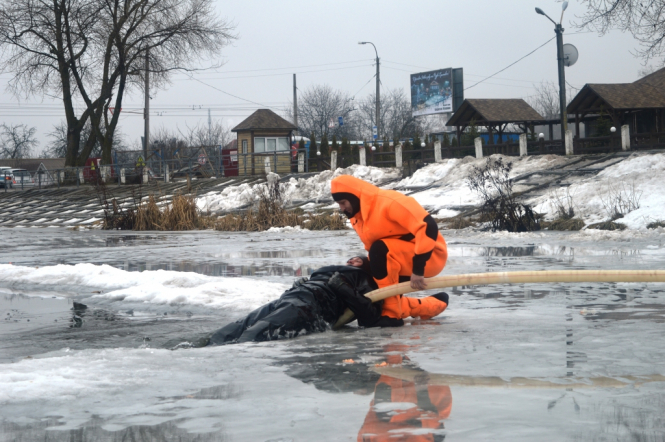 В Полтавской области спасатели сняли с дрейфующей льдины в акватории Каменского водохранилища 50 рыбаков. 