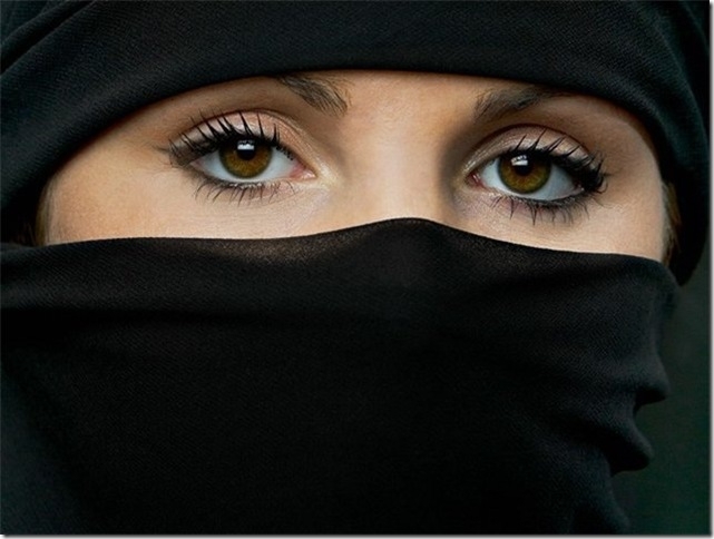 В Иране арестовали женщину после того, как она протестовала против обязательного ношения мусульманского платка. 