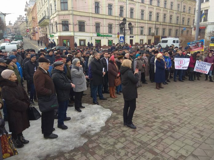 Участники акции "Марш за будущее" в Черновцах сожгли на площади чучело Порошенко как символ коррупции, по их словам, и невыполненных обещаний. 