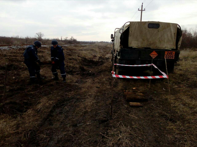 За пределами села Красное Тарутинского района Одесской области на обочине железнодорожного пути 194 км железнодорожного перегона Арциз - Березино нашли артиллерийские снаряды времен Второй мировой войны. 