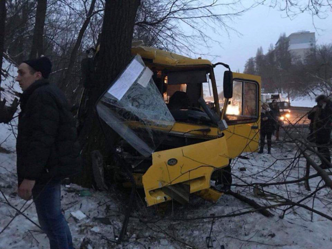 В Киеве на улице Телиги произошло ДТП с участием двух маршруток, в результате чего по меньшей мере 12 пострадавших, тяжело травмированы два человека. 