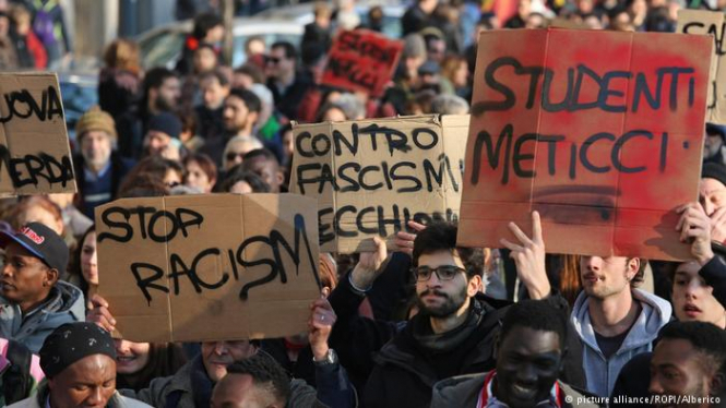 В итальянском городе Мачерата, где 2 февраля мужчина устроил стрельбу по африканским мигрантам, состоялась акция против расизма. 