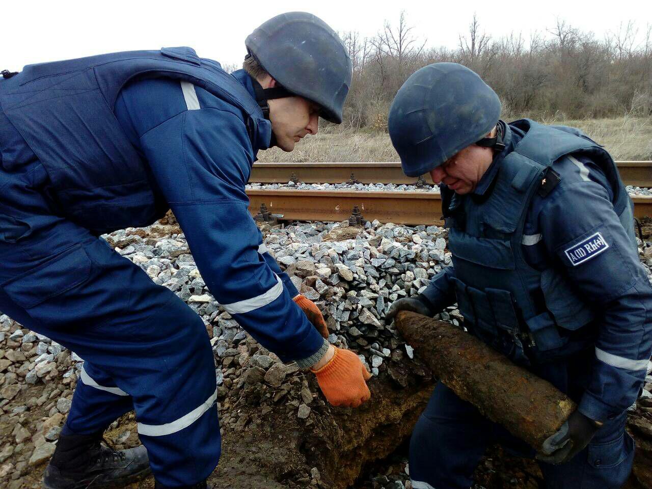 За пределами села Красное Тарутинского района Одесской области на обочине железнодорожного пути 194 км железнодорожного перегона Арциз - Березино нашли артиллерийские снаряды времен Второй мировой войны. 