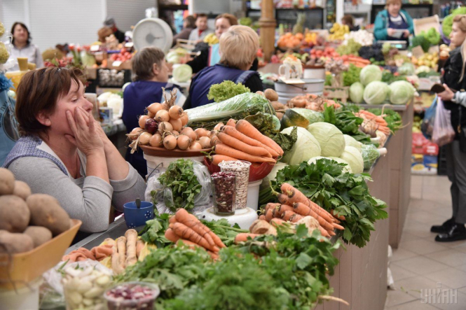 Всех львовских продавцов обязали разговаривать с покупателями на украинском языке. Соответствующее постановление "О регулировании языка обслуживания граждан в сфере оказания услуг, торговли и осуществления информирования о товарах и услугах в г. Львове" утвердили на пленарном заседании Львовского городского совета 15 февраля. 