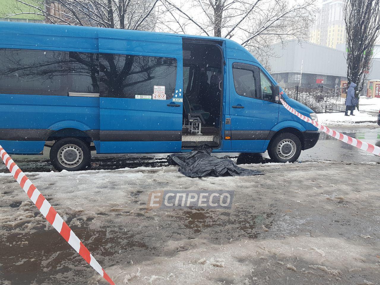 В Днепровском районе столицы мужчина погиб на остановке, потому что сделал замечание желающему сесть в автобус без очереди. 