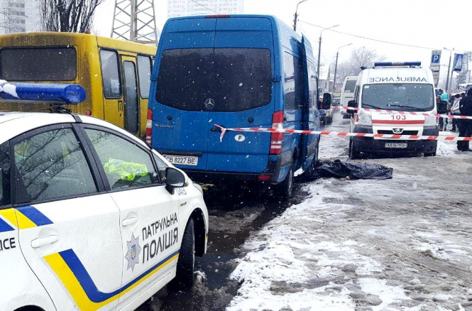 В Днепровском районе столицы мужчина погиб на остановке, потому что сделал замечание желающему сесть в автобус без очереди. 
