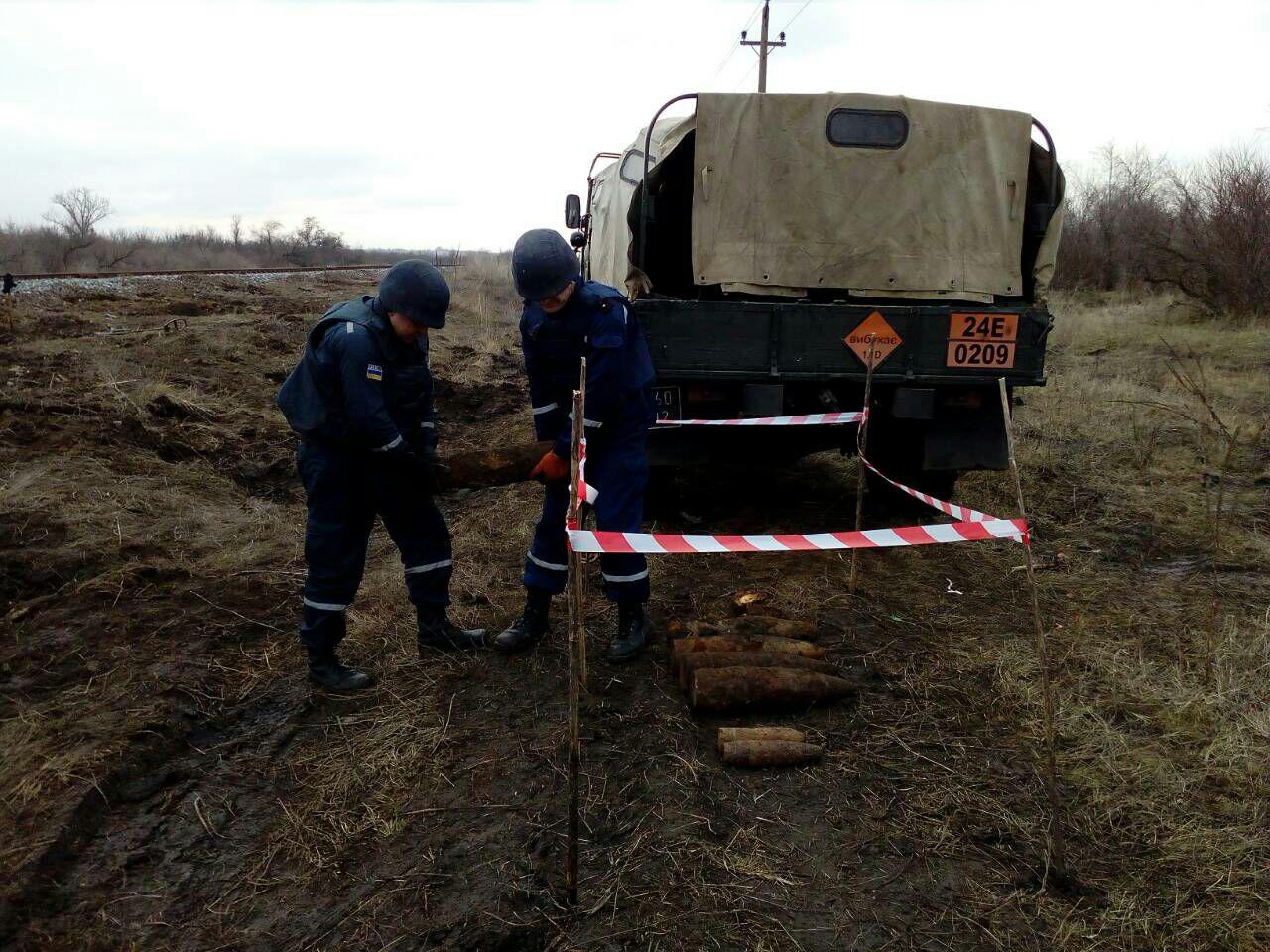 За пределами села Красное Тарутинского района Одесской области на обочине железнодорожного пути 194 км железнодорожного перегона Арциз - Березино нашли артиллерийские снаряды времен Второй мировой войны. 