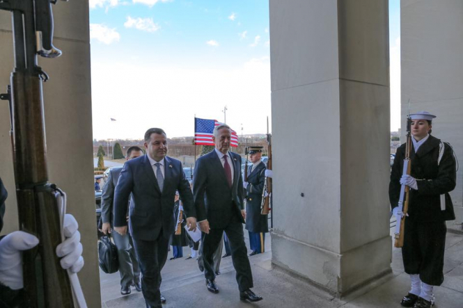 Министр обороны Украины Степан Полторак 2 февраля встретился в Вашингтоне с главой Пентагона Джеймсом Маттис. 