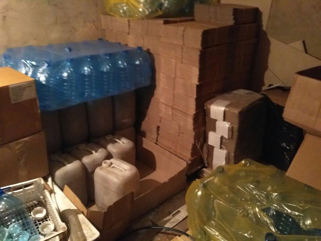 Житомирские правоохранители ликвидировали сеть изготовления фальсифицированного алкоголя и изъяли шесть тонн ликеро-водочной продукции. 