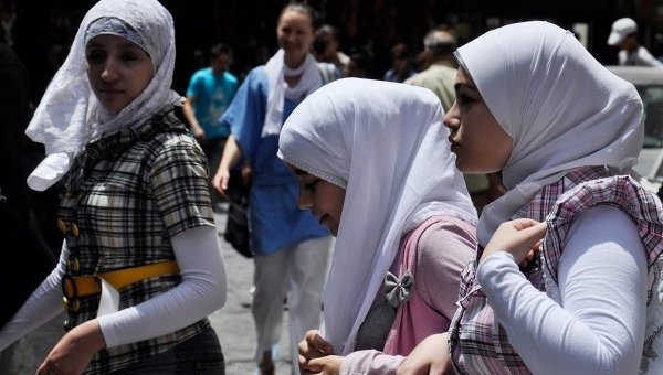 Все больше иранцев недовольны обязательным ношением хиджаба в исламской республике. 
