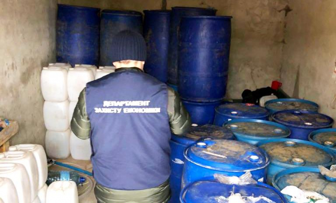 Житомирские правоохранители ликвидировали сеть изготовления фальсифицированного алкоголя и изъяли шесть тонн ликеро-водочной продукции. 