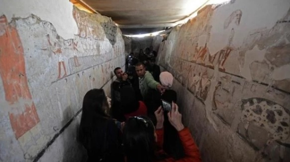 Археологи обнаружили на плато Гиза в Египте уникальную гробницу возрастом 4,4 тысячи лет. 