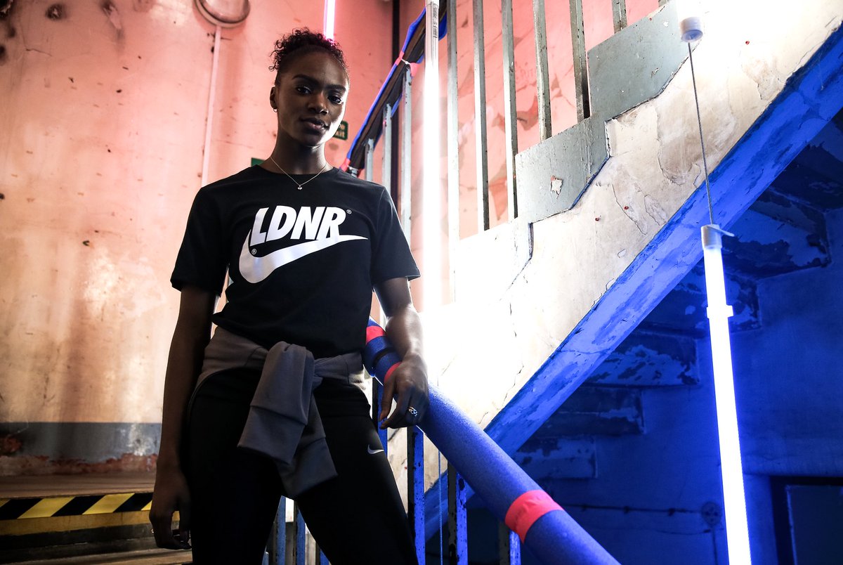 Компания Nike выпустила линию футболок со своим фирменным логотипом и надписью LDNR. 
