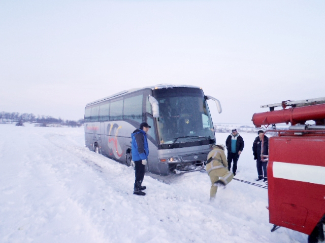 В воскресенье, 25 февраля, в Киевской области спасатели вытащили из снежного заноса автобус VOLVO с иностранными туристами. 
