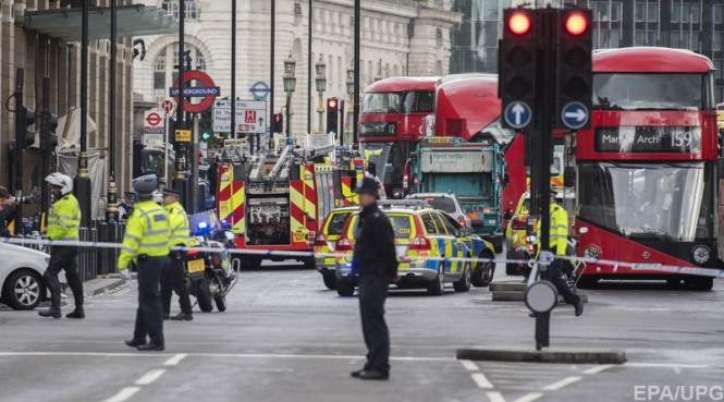 Безработного Даррена Осборна, который летом прошлого года совершил наезд на толпу мусульман вблизи мечети в Лондоне, приговорили к пожизненному заключению с требованием отсидеть минимум 43 года. 