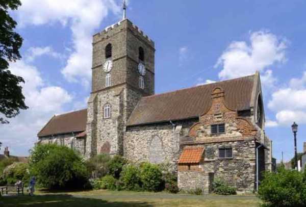 Англиканские церкви в Великобритании позволили правительству устанавливать на верхушках своих зданий оборудование для улучшения мобильной связи и интернета 