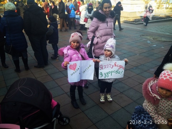 Полторы сотни родителей с детьми в Одессе вышли с протестом к мэрии. Они бастовали против недопуска детей на занятия в школы и садики из-за отсутствия вакцинации от кори (вакцины КПК против кори, паротита и краснухи). 