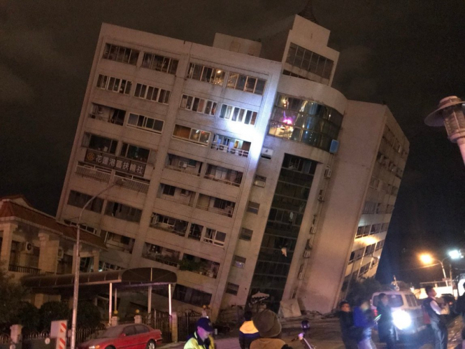 У берегов Хуалянь на Тайване произошло мощное землетрясение магнитудой 6,4, в результате чего здание местного отеля двинулось в сторону. 
