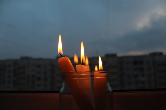 В Марьинке Донецкой области около 300 абонентов вблизи линии соприкосновения остались без света из-за повреждения распределительной подстанции. 