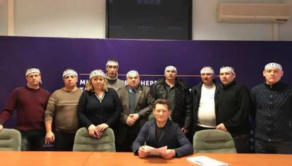 Работники трех шахт ГП "Селидовуголь" объявили голодовку в помещении Министерства энергетики и угольной промышленности. 