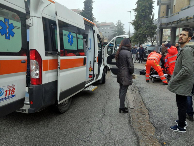 По крайней мере один стрелок открыл огонь из автомобиля по прохожим в итальянском городе Мачерата, по меньшей мере четверо раненых. 