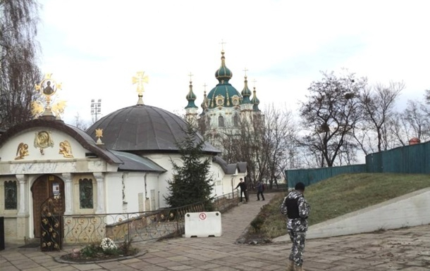 Комиссия Киевского городского совета по вопросам градостроительства, архитектуры и землепользования поддержала петицию о сносе часовни УПЦ МП возле фундамента Десятинной церкви как незаконное. 