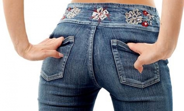 Американский производитель одежды Levi Strauss задействовал роботов в процессе предоставления окончательного вида джинсам - созданию эффектов потертости и изношенности, дыр и тому подобное. 