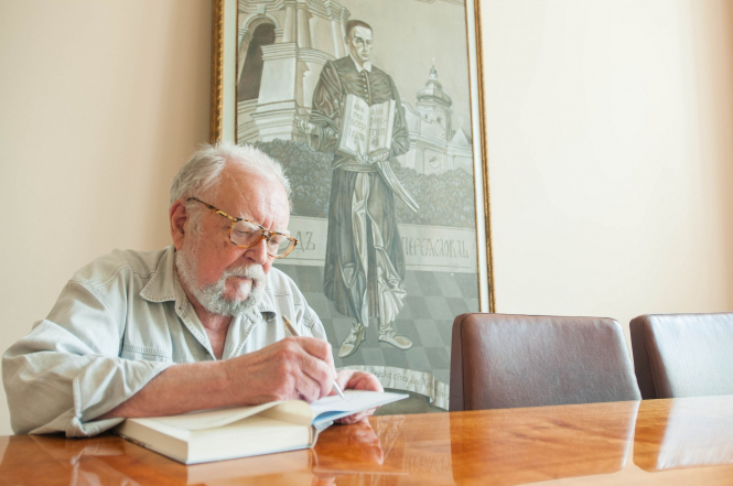На 88 году жизни скончался академик, директор Института философии имени Г. С. Сковороды НАН Украины Мирослав Попович. 