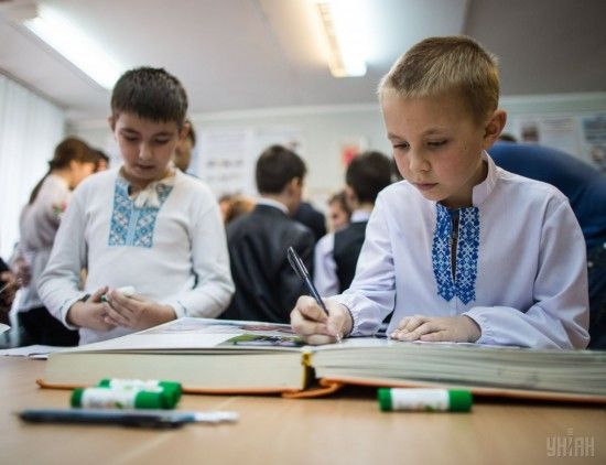 Министр образования и науки Лилия Гриневич считает, что критическому мышлению и медиаграмотности необходимо обучать насквозь на всех предметах в школе. 