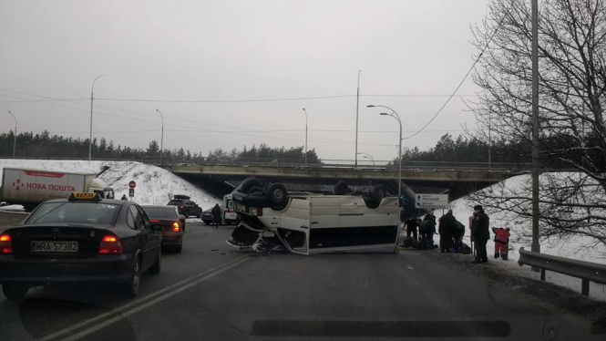 Микроавтобус с военными попал в аварию на водопроводе на выезде из Киева в сторону Вышгорода. 