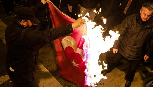 Министерство иностранных дел Турции осудило сожжение турецкого флага на демонстрации в Греции. 