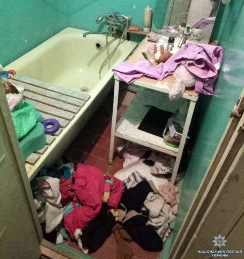 В Мариуполе мать закрыла в квартире и оставила без присмотра на трое суток своих детей - девочек 8 и 3 лет, а также 11-месячного мальчика. 