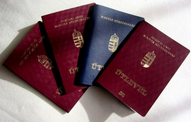 Посол Венгрии в Украине Эрно Кешкень считает, что выдача венгерских паспортов украинским венграм не нарушают законов. 