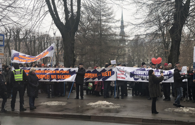 В столице Латвии Риге около тысячи человек вышли на акцию протеста против увеличения доли обучение в школах государственной латышском языке. 