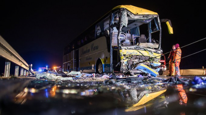 В Баварии на юге Германии, туристический автобус столкнул с фурой, в результате чего водитель погиб, еще 17 человек пострадали. 