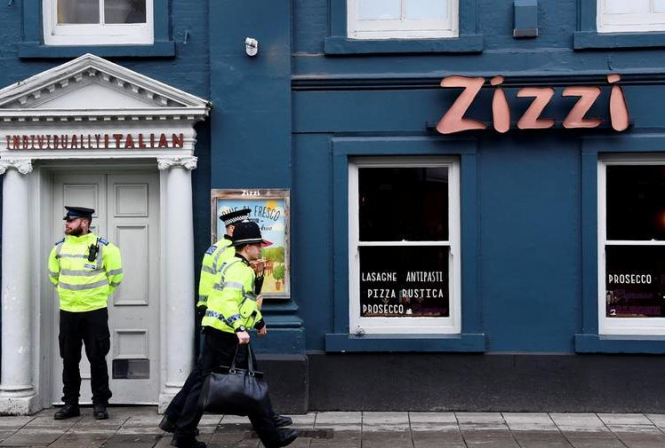 Британская полиция обнаружила следы нервно-паралитического вещества, которым могли быть отравлены экс-разведчик ГРУ Сергей Скрипаль и его дочь Юлия, в пиццерии Zizzi и пабе The Mill в городе Сорлсбери. 