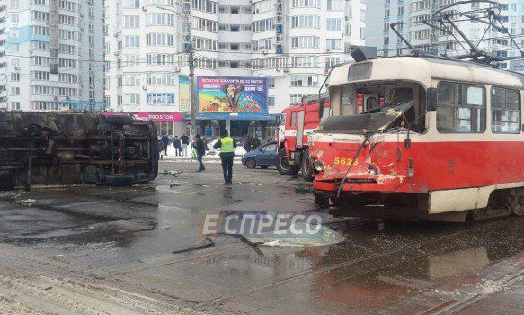 В воскресенье, 18 марта, в Дарницком районе Киева трамвай столкнулся с грузовиком и сошел с рельсов. 